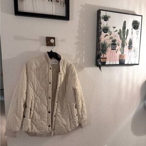 Like new cream puffer jacket! Perfect for crips fall days 🍂🍁